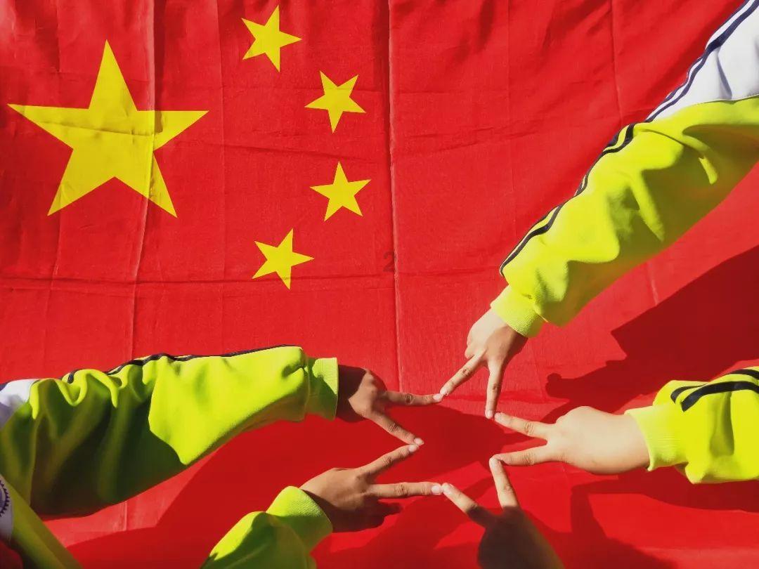 人气模特杨晨晨时尚包臀裙写真美照