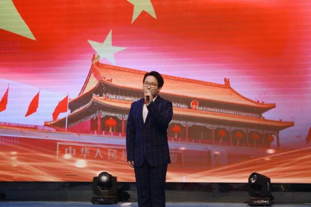 迷路的可爱男孩