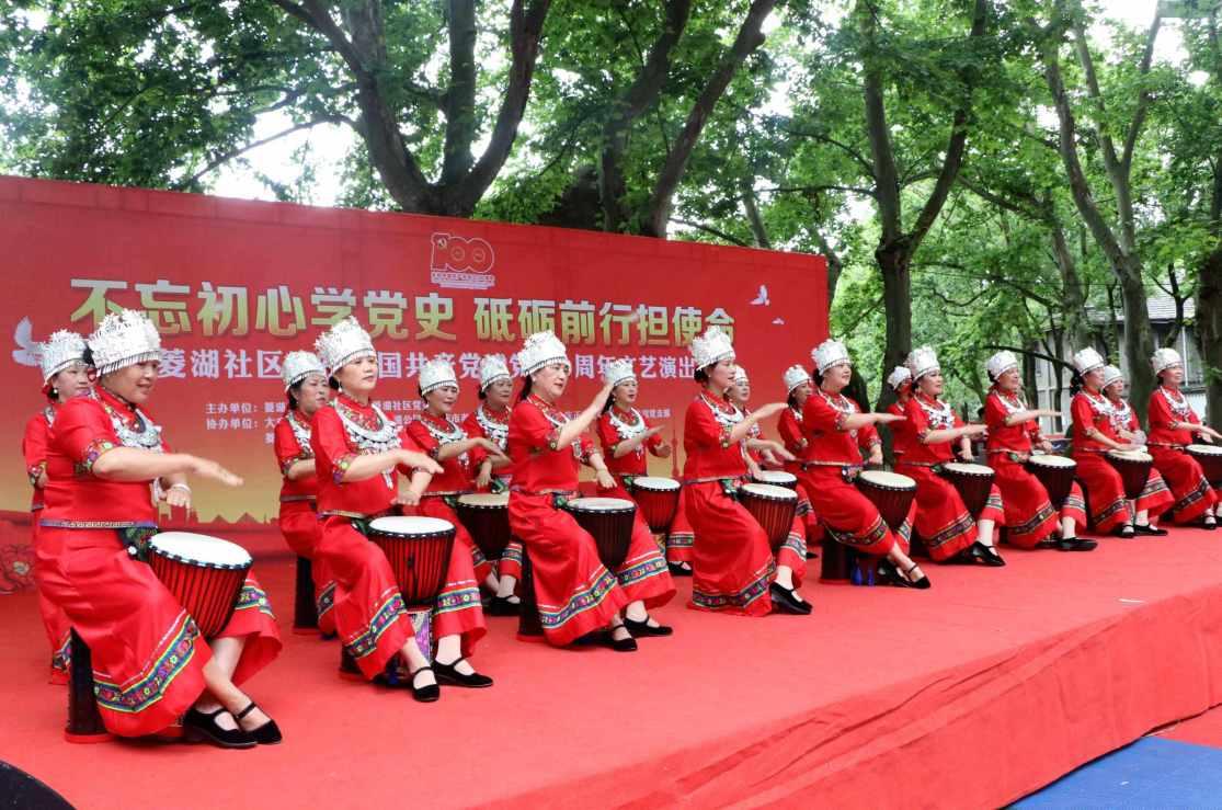 小伙两天没出卧室门家人报警 消防员破门 发现正带着耳机睡觉